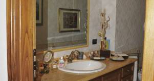 Mobile-bagno-in legno classico-marmo giallo design esclusivo
